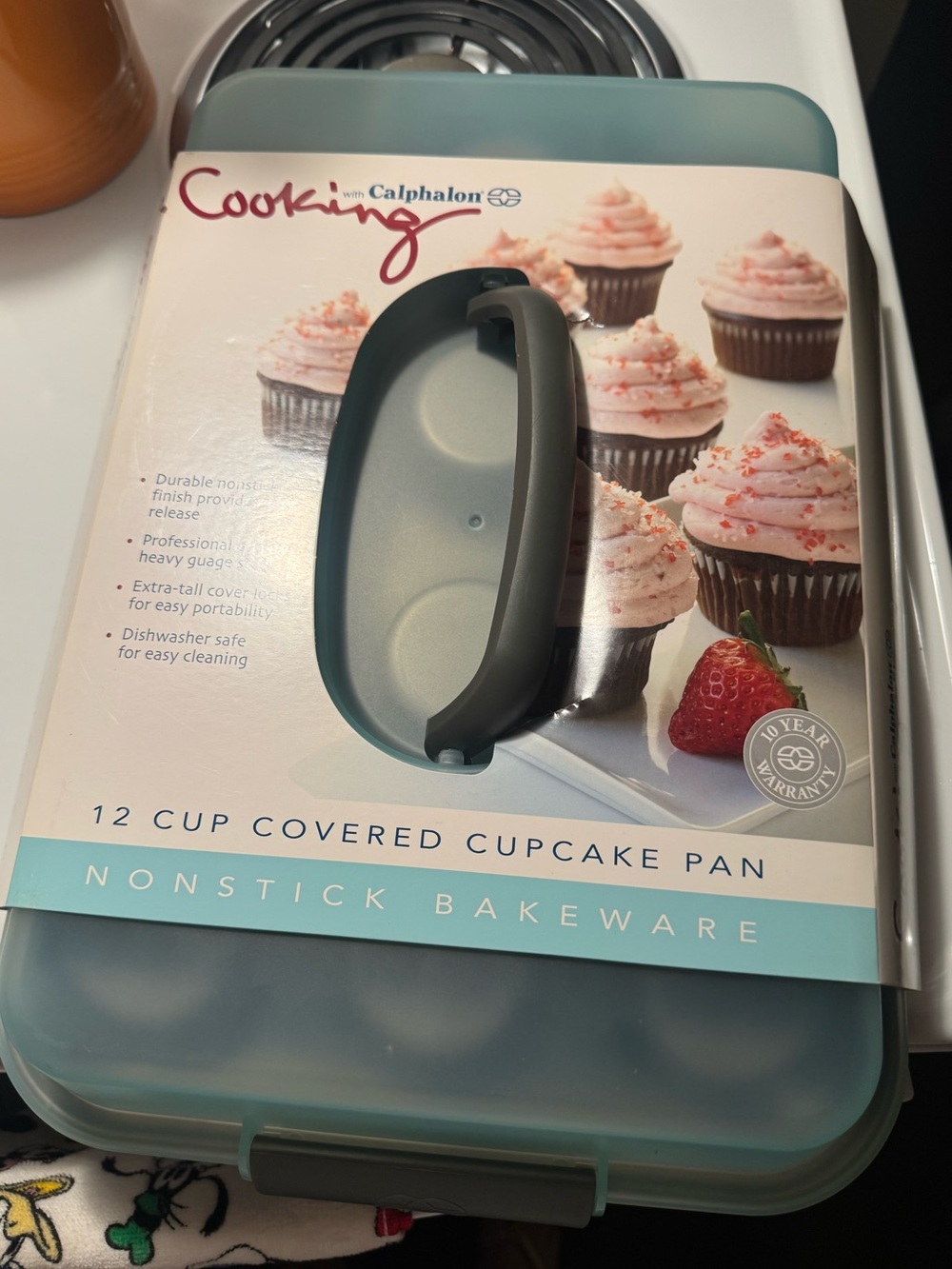 NWT Calphalon Baking 12-Cup Covered Cupcake Pan - carrying case